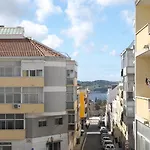 Hostwise - Flat W/ Balcony & Workspace