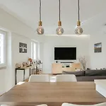Hostwise - Flat W/ Balcony & Workspace
