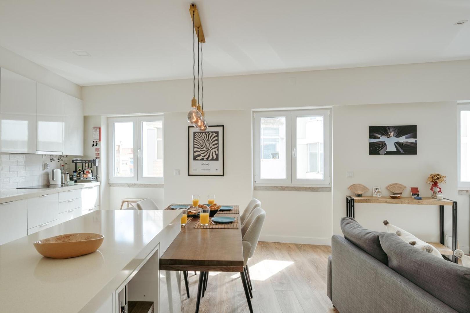 Hostwise - Flat W/ Balcony & Workspace Apartment *