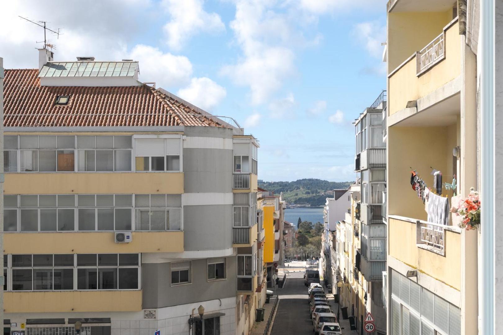 Hostwise - Flat W/ Balcony & Workspace * Lissabon