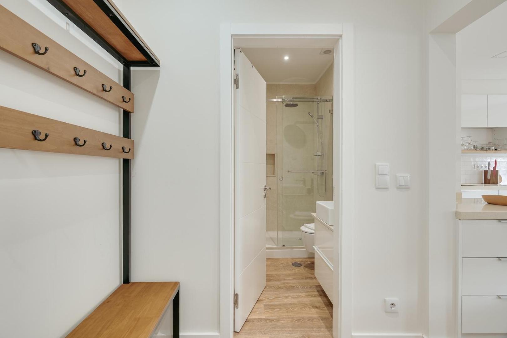 Hostwise - Flat W/ Balcony & Workspace Apartment *