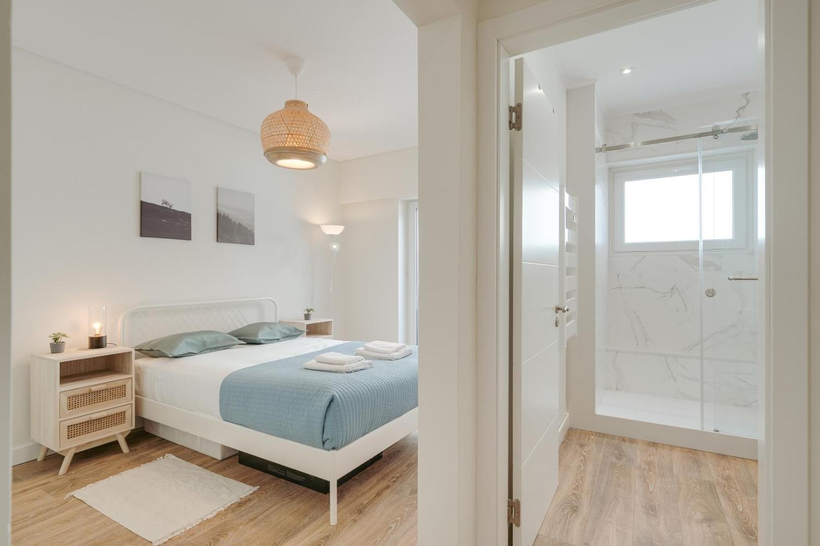 Hostwise - Flat W/ Balcony & Workspace Apartment