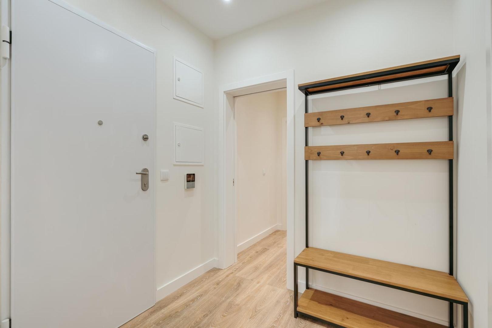 Apartment Hostwise - Flat W/ Balcony & Workspace Lissabon