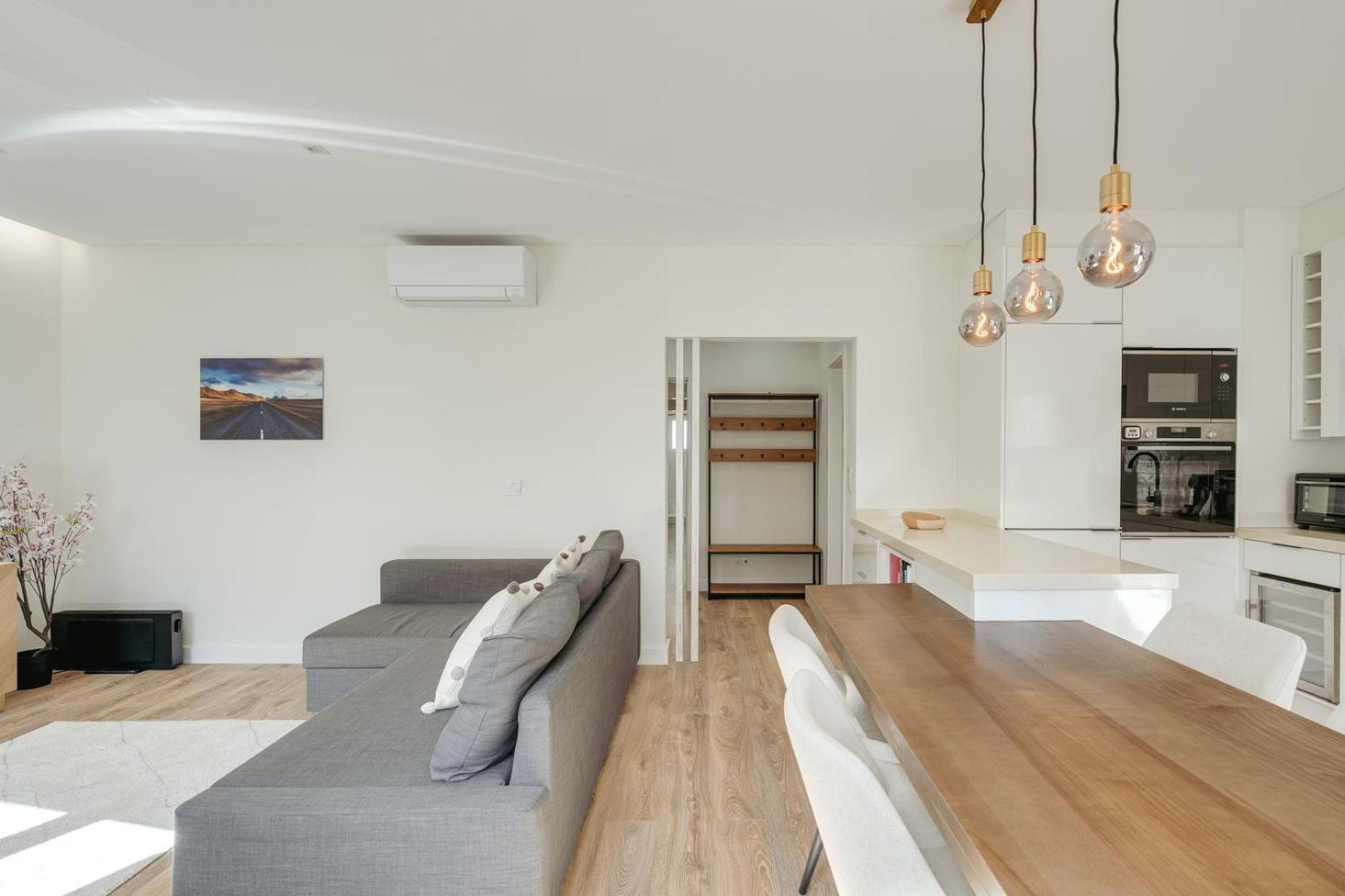 Hostwise - Flat W/ Balcony & Workspace *