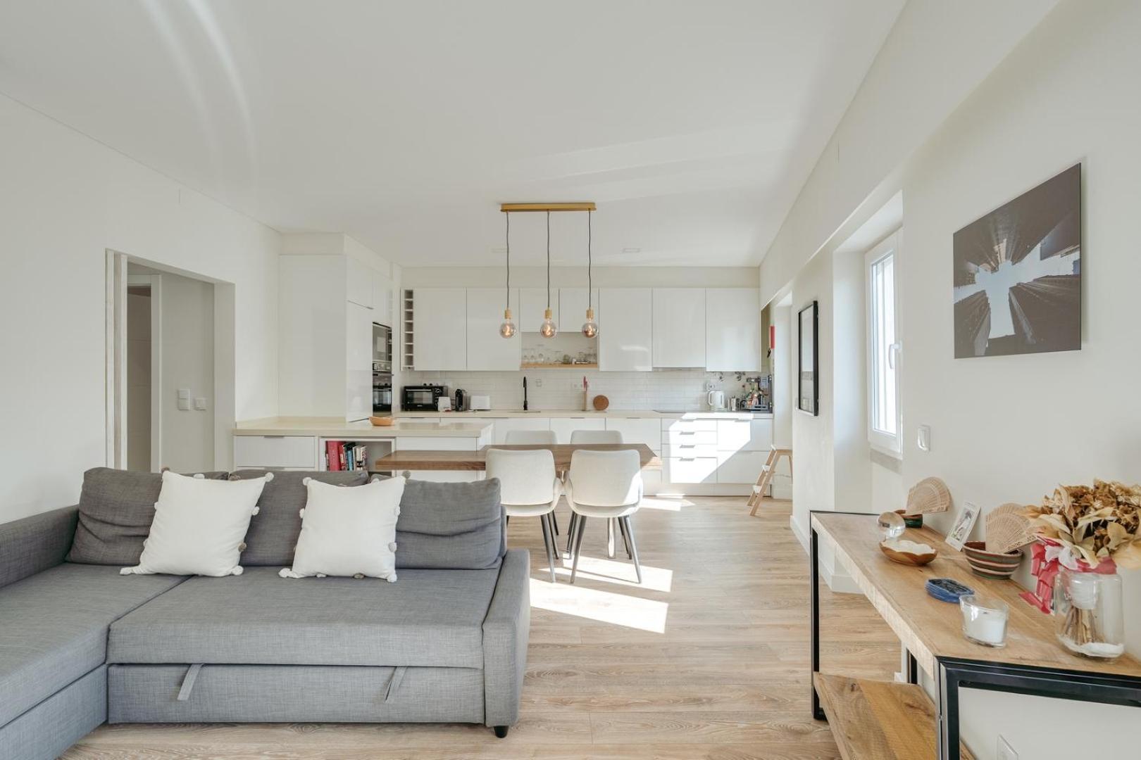 Hostwise - Flat W/ Balcony & Workspace Apartment