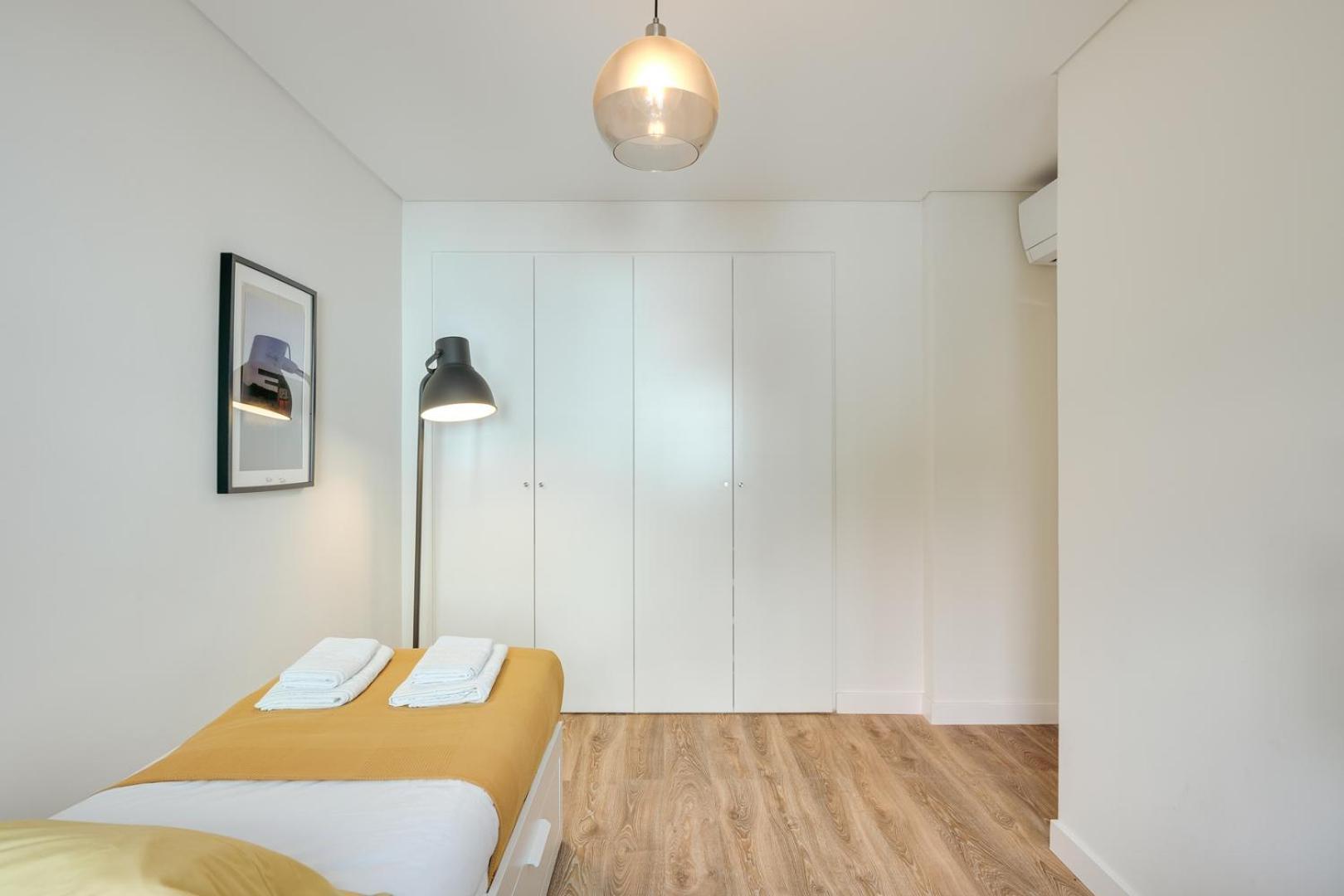 Hostwise - Flat W/ Balcony & Workspace Apartment *